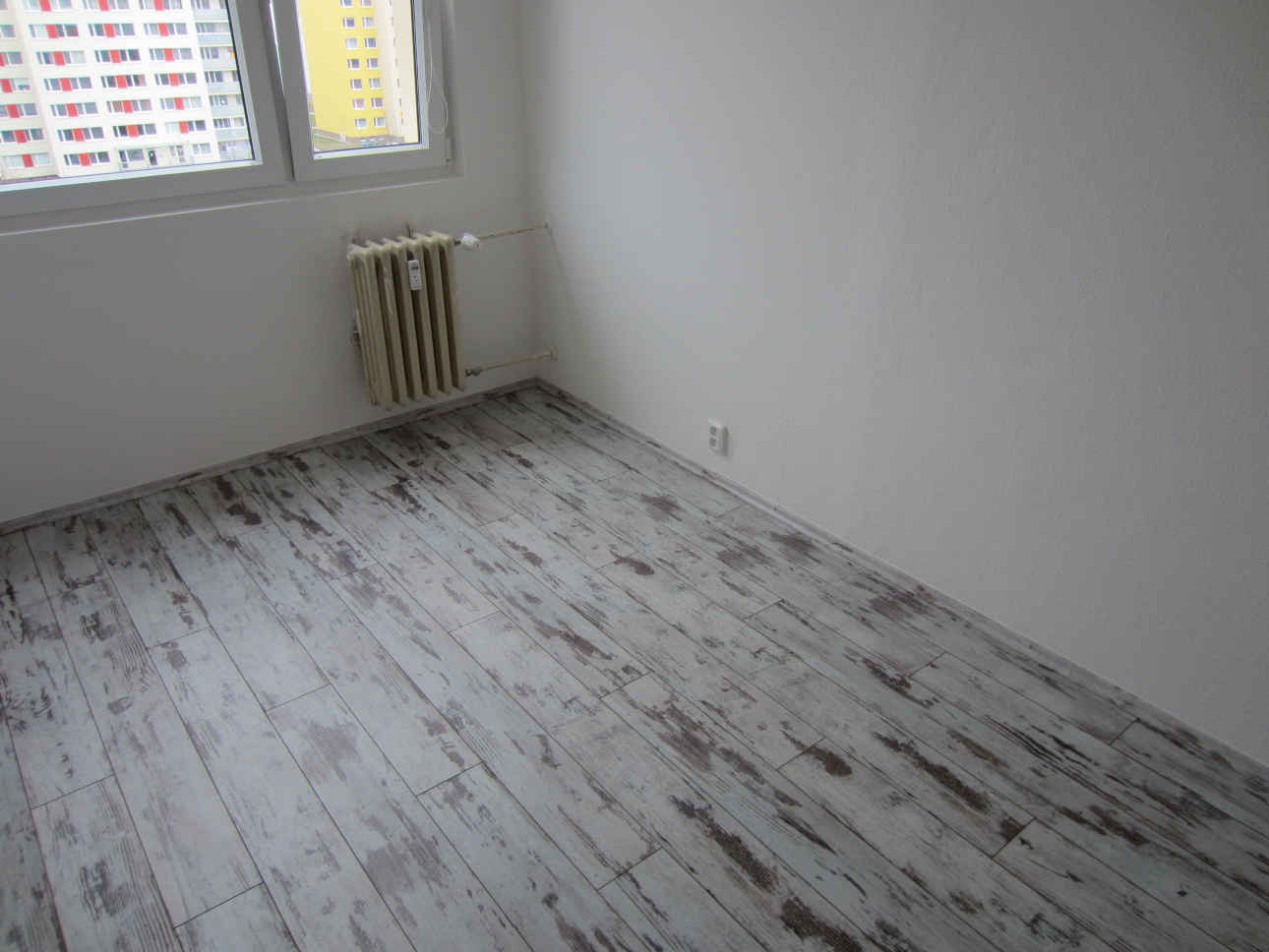 Pokládka lepené vinylové podlahy